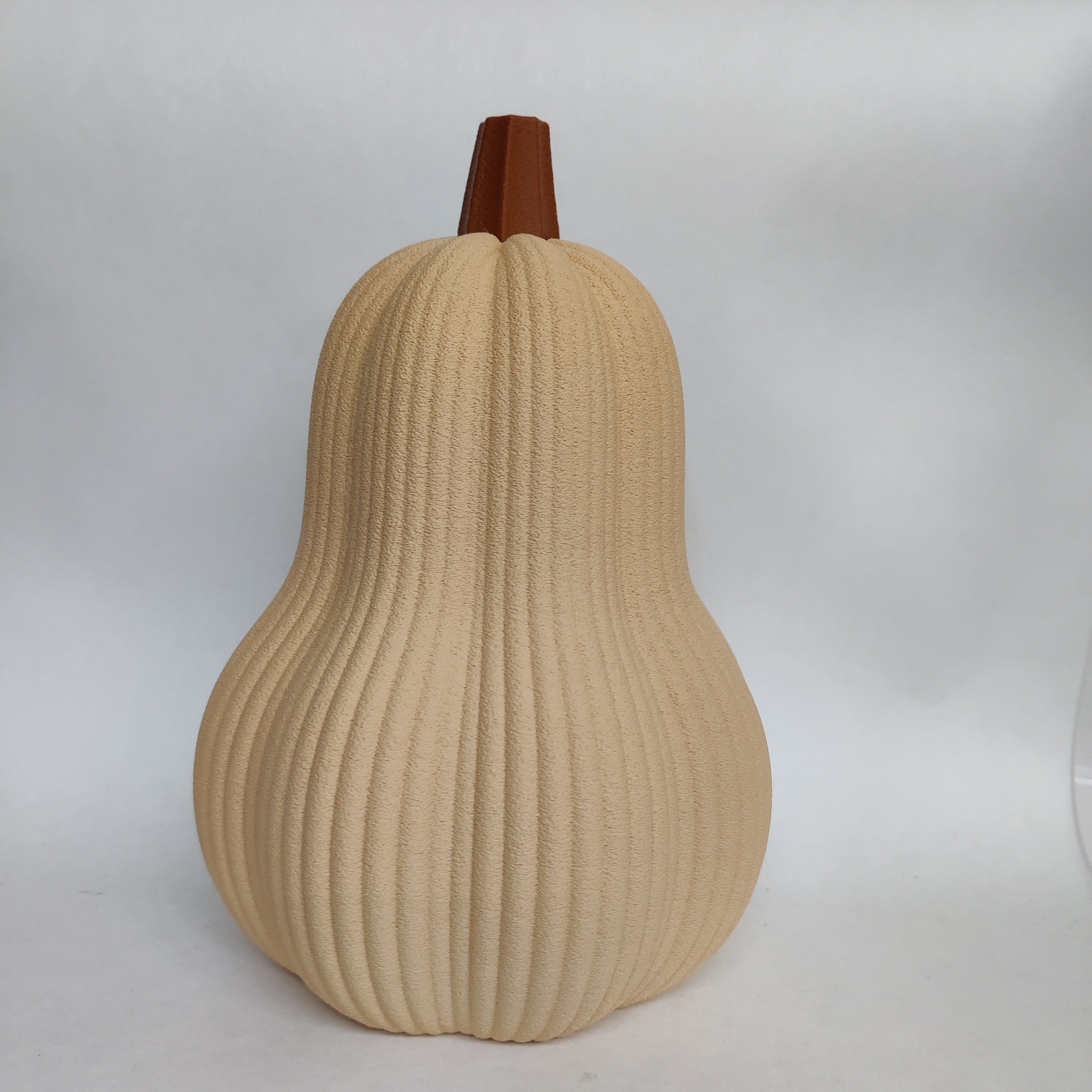 Detailopname van de duurzame Japandi Flespompoen XL op een houten dressoir