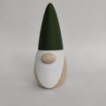 Detailopname van de duurzame Minimalistische Gnoom Groot op een houten dressoir