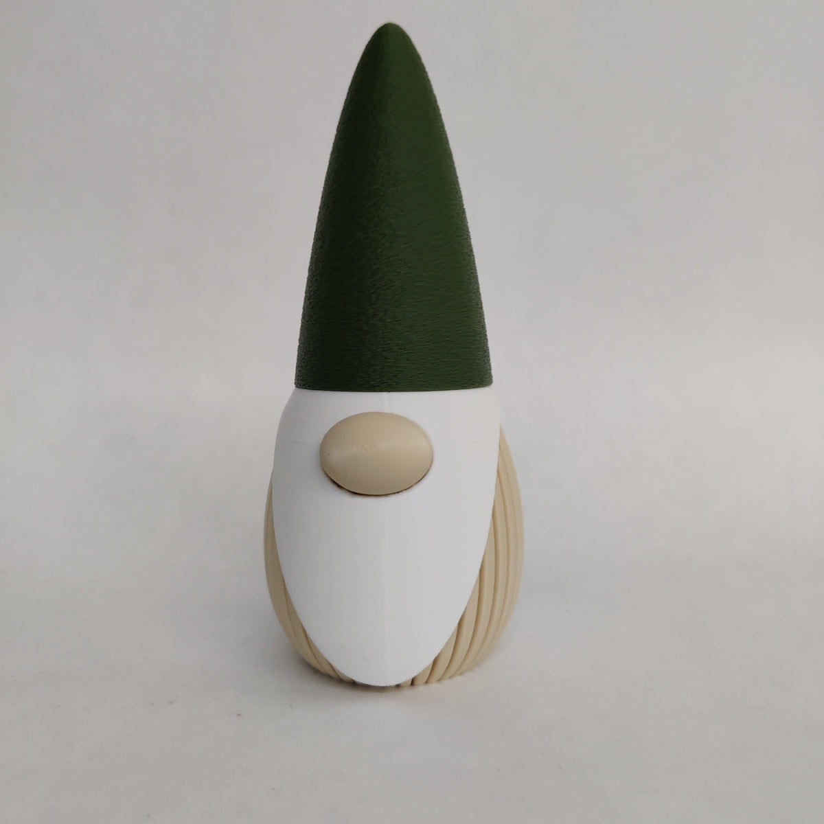 Detailopname van de duurzame Minimalistische Gnoom Groot op een houten dressoir