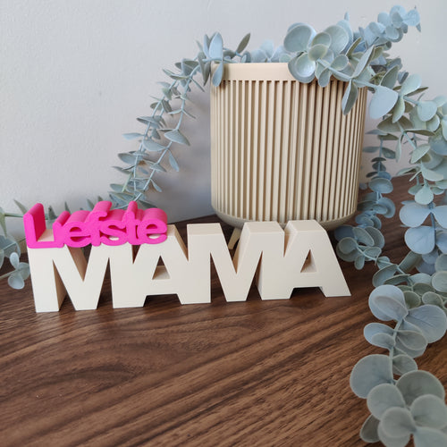 Detailopname van de duurzame Japandi bloempot op een houten dressoir