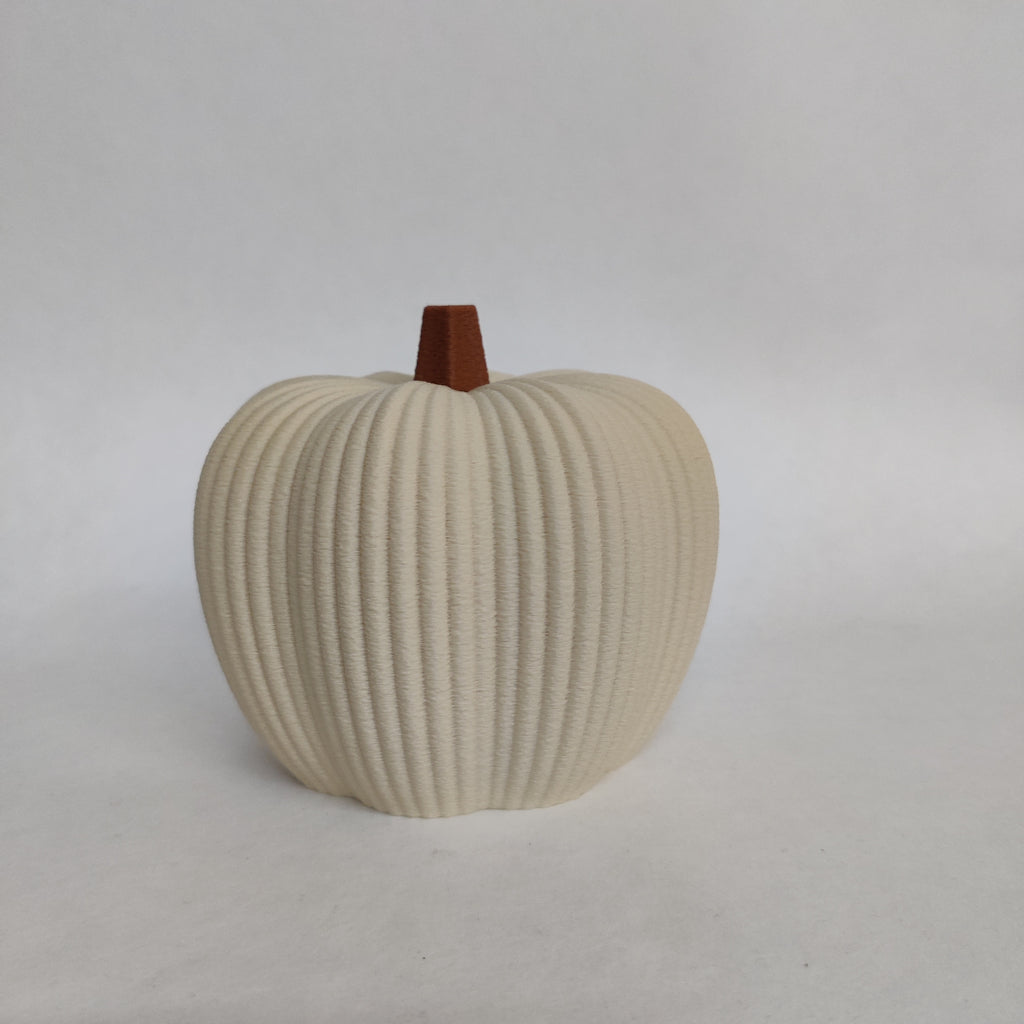 Detailopname van de duurzame Japandi Pompoen Groot op een houten dressoir