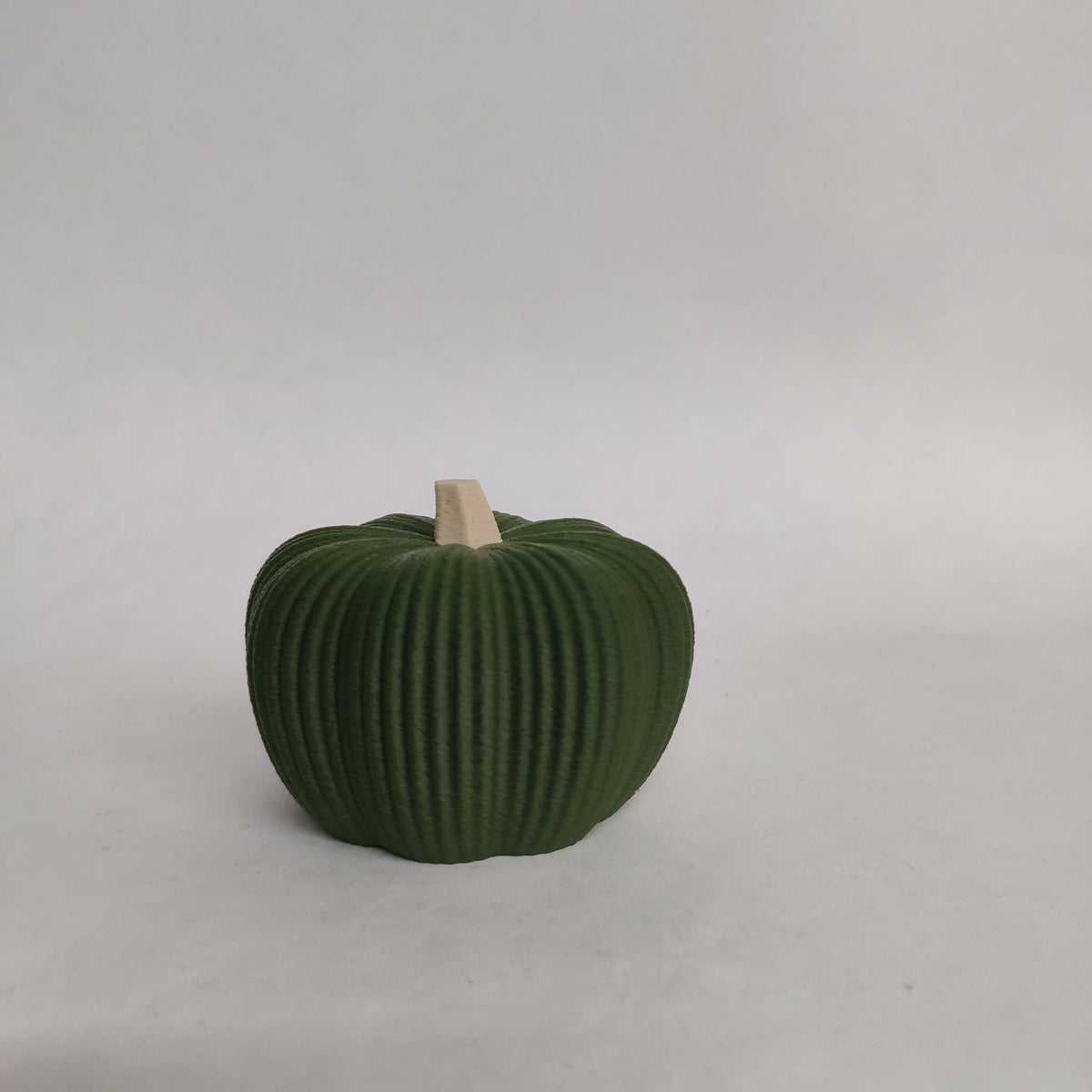 Detailopname van de duurzame Japandi Pompoen Klein op een houten dressoir