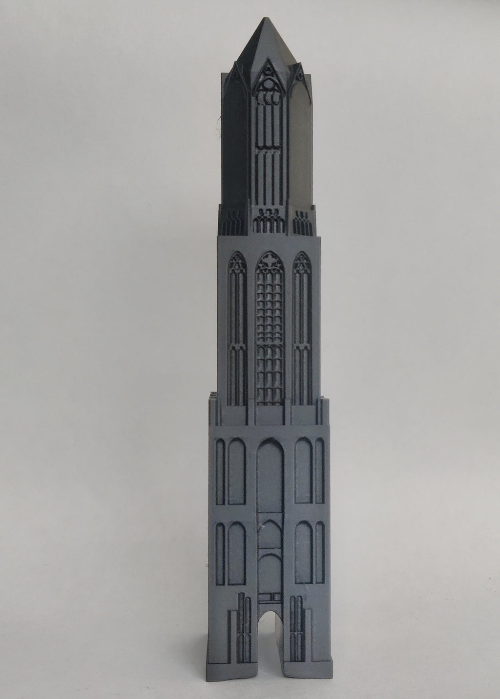 Detailopname van de duurzame Domtoren Utrecht Woonaccessoire op een houten dressoir