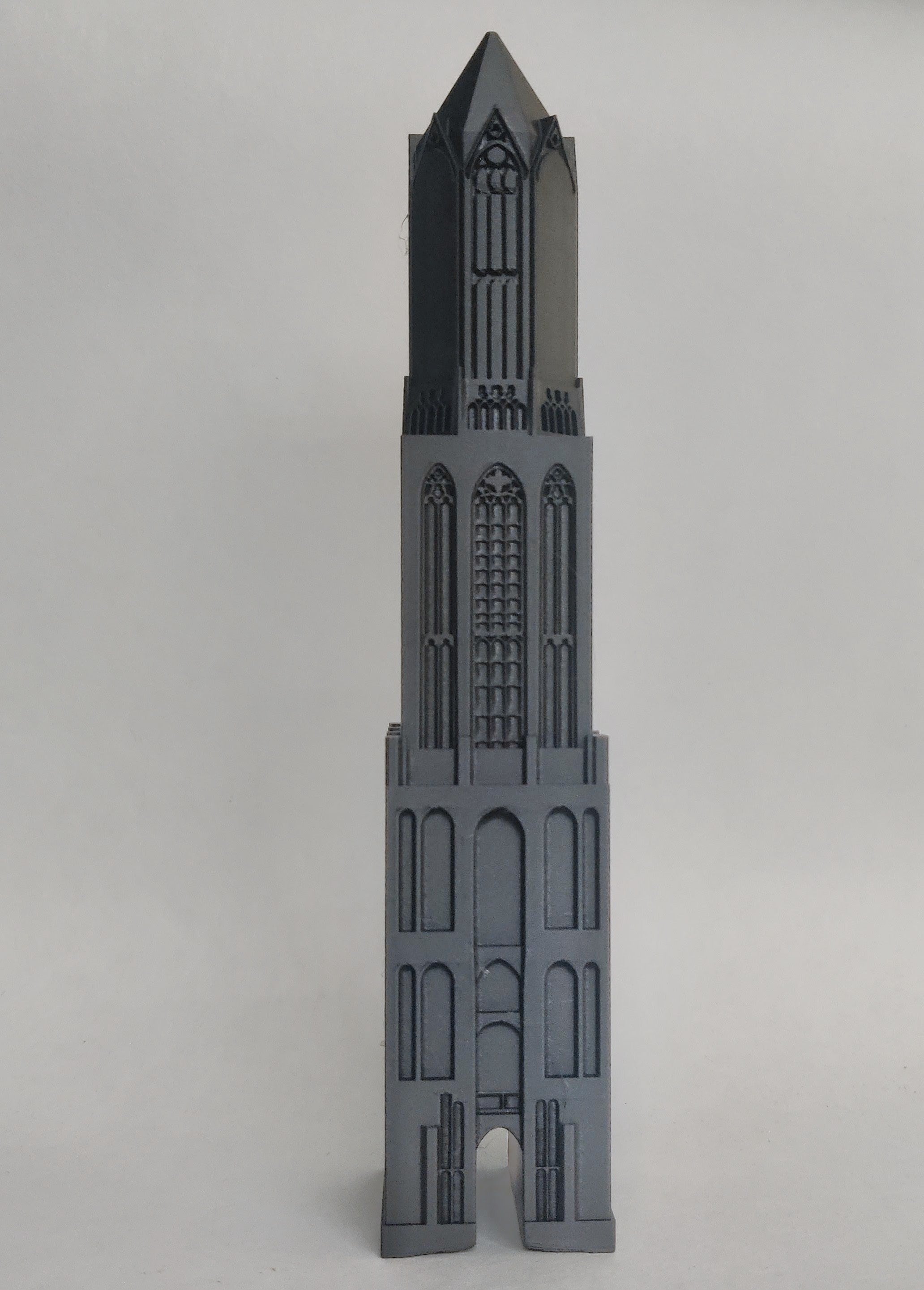 Detailopname van de duurzame Domtoren Utrecht Woonaccessoire op een houten dressoir