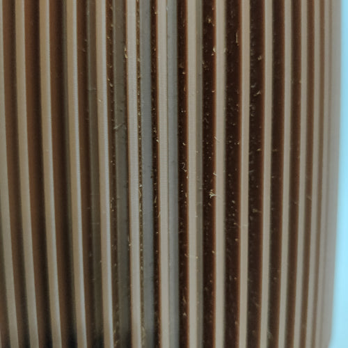 Detailopname van de duurzame Japandi bloempot op een houten dressoir