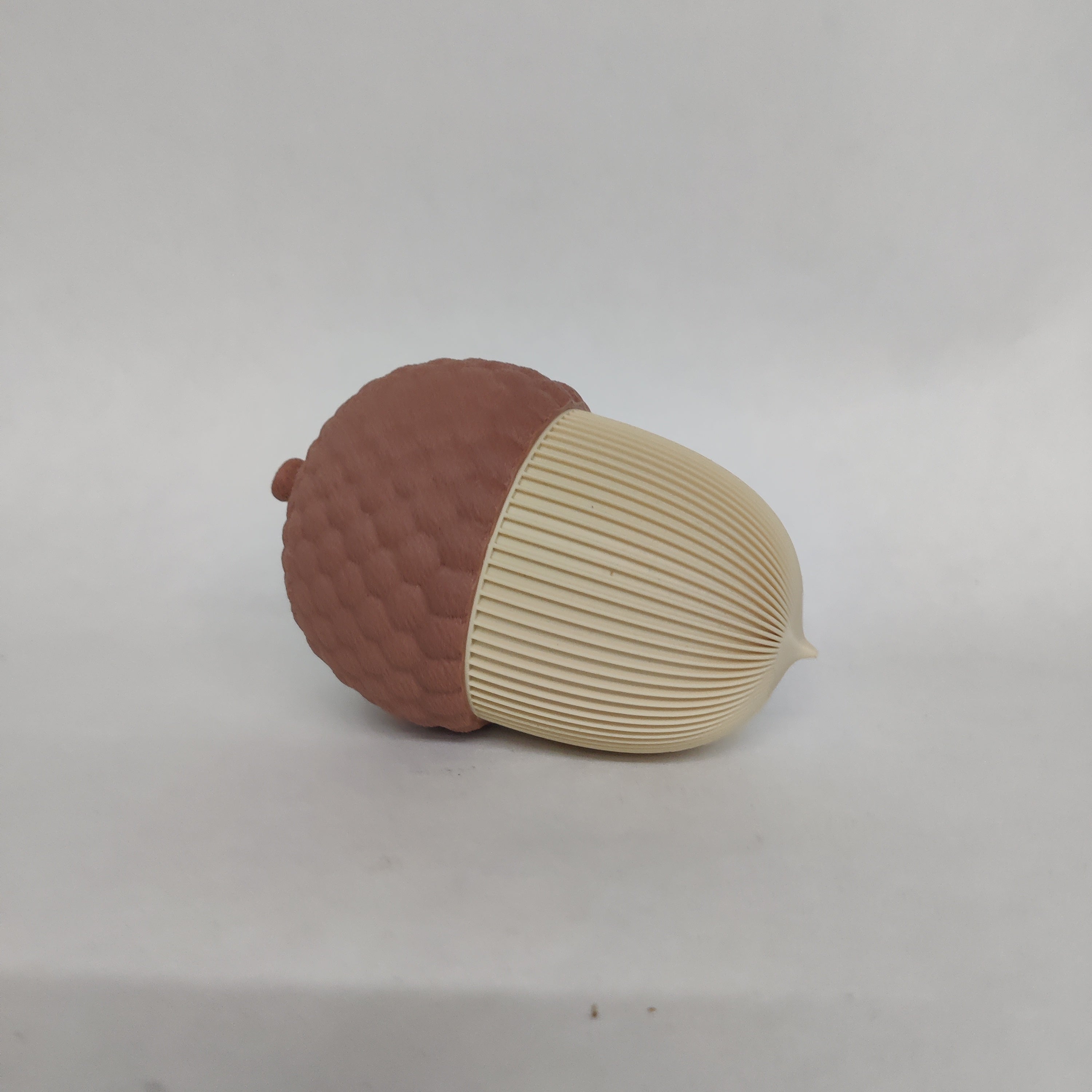 Detailopname van de duurzame Japandi Eikel Bewaardoosje Liggend op een houten dressoir
