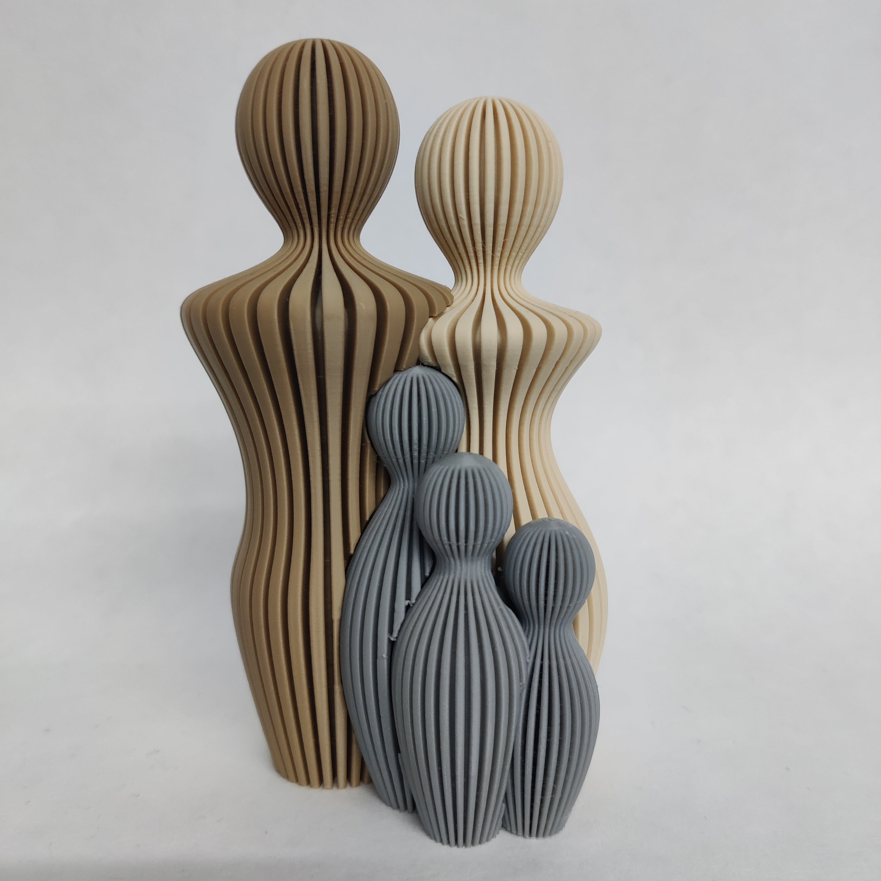 Familie vader moeder kinderen houtskleur / beige / grijs | 3D Geprint Woonaccessoire