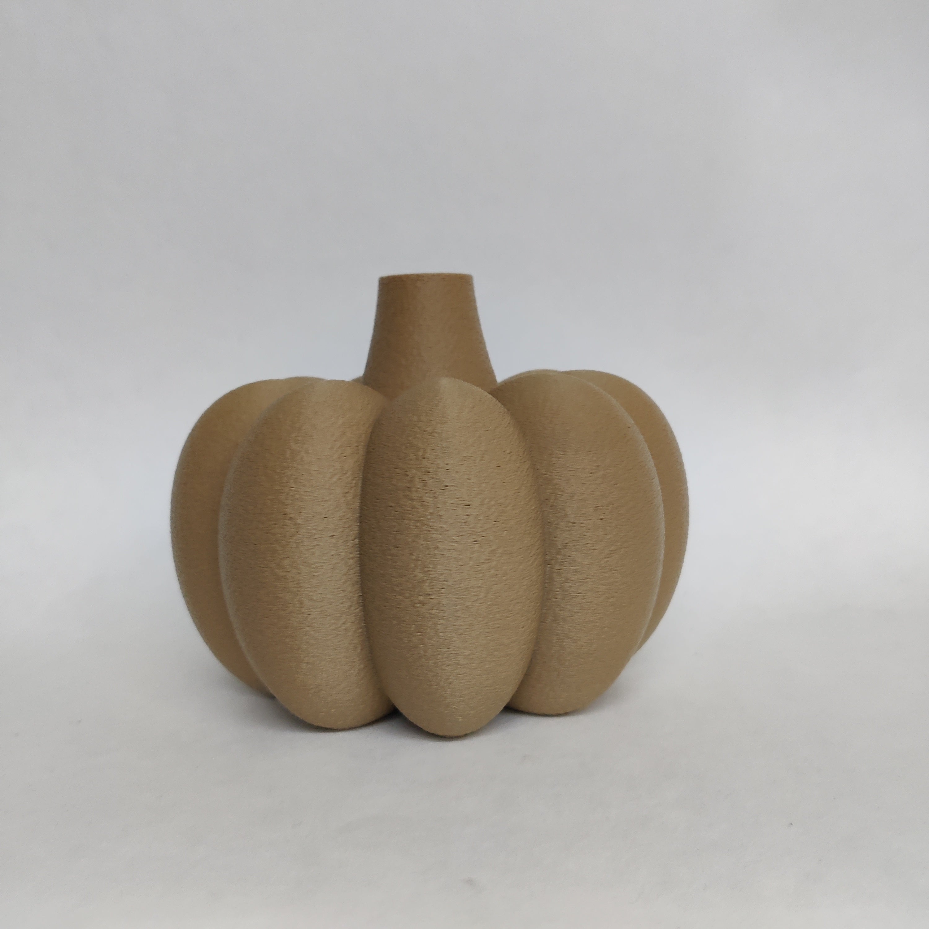 Detailopname van de duurzame Japandi Pompoen Vaas op een houten dressoir